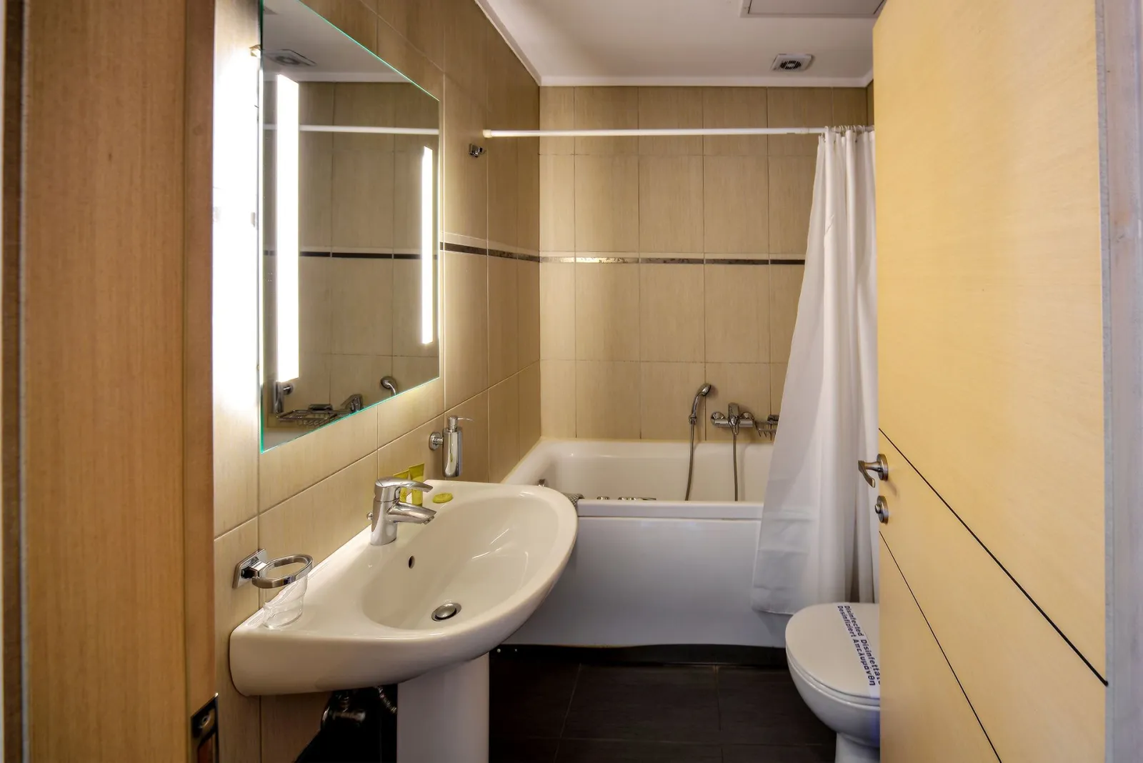 Astoria Hotel Thessaloniki enjoys a prime location in the heart of the city, making it the perfect base for exploring everything this vibrant destination has to offer