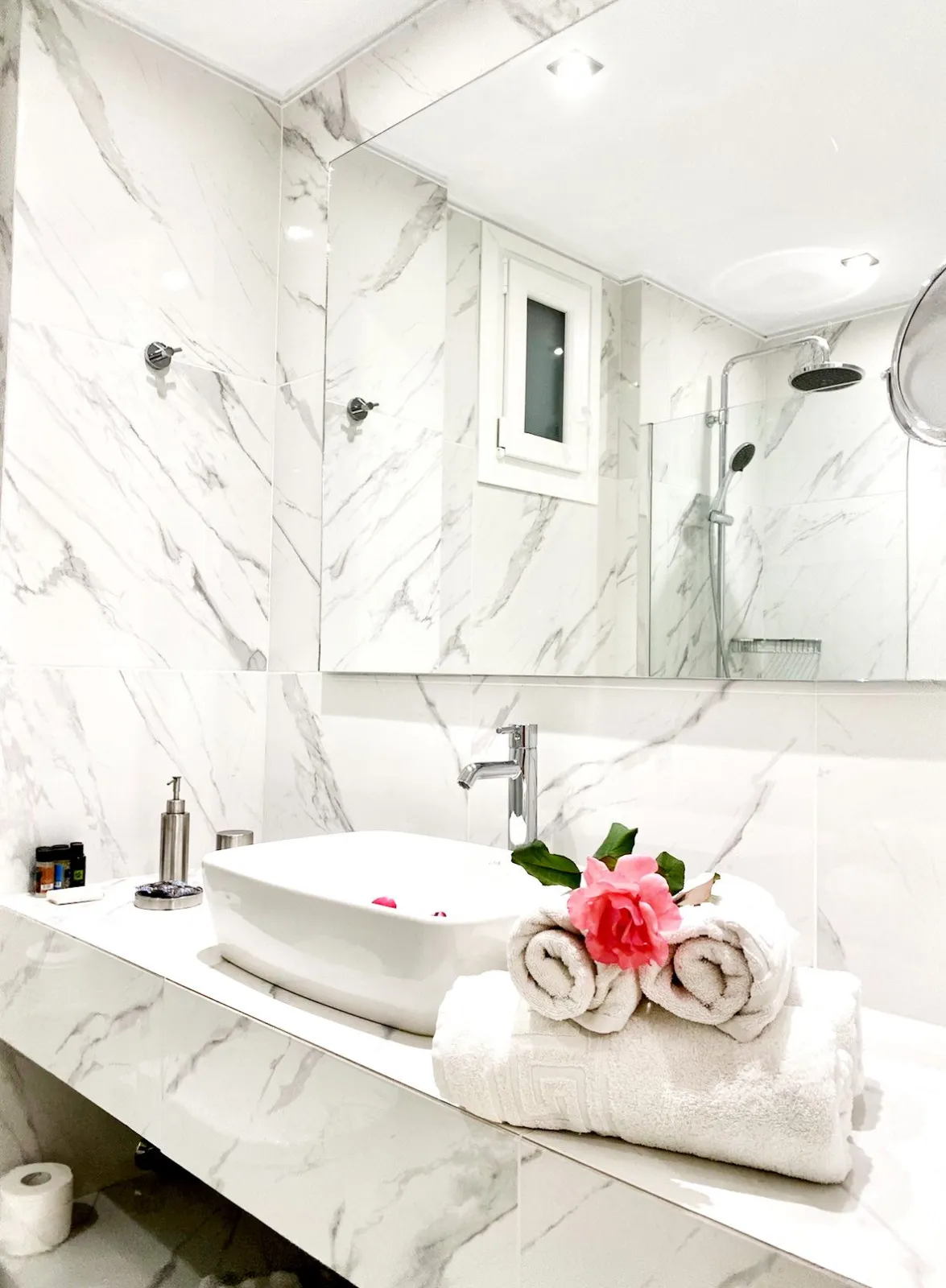 JUNIOR SUITE BATHROOM