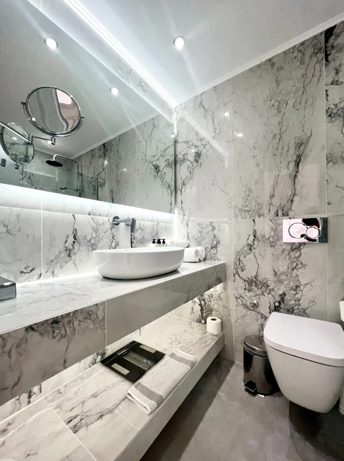 JUNIOR SUITE  BATHROOM