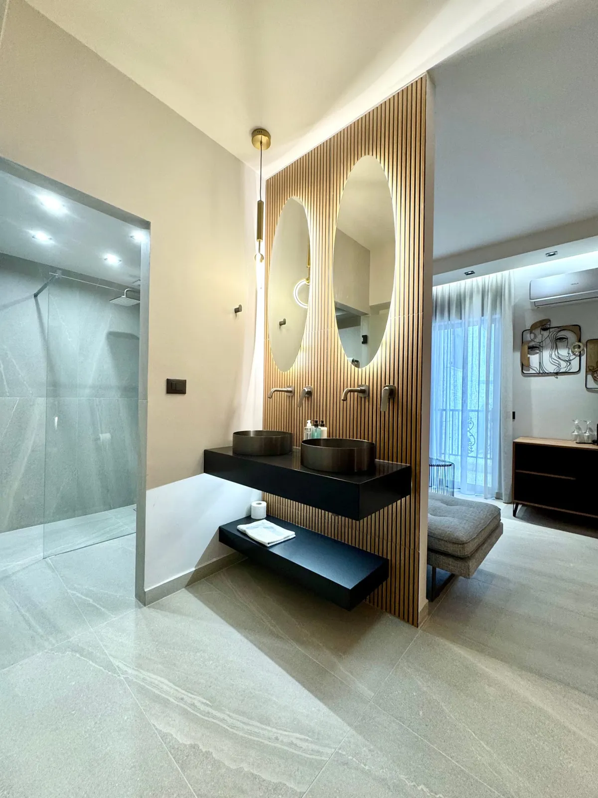 EXECUTIVE SUITE BATHROOM