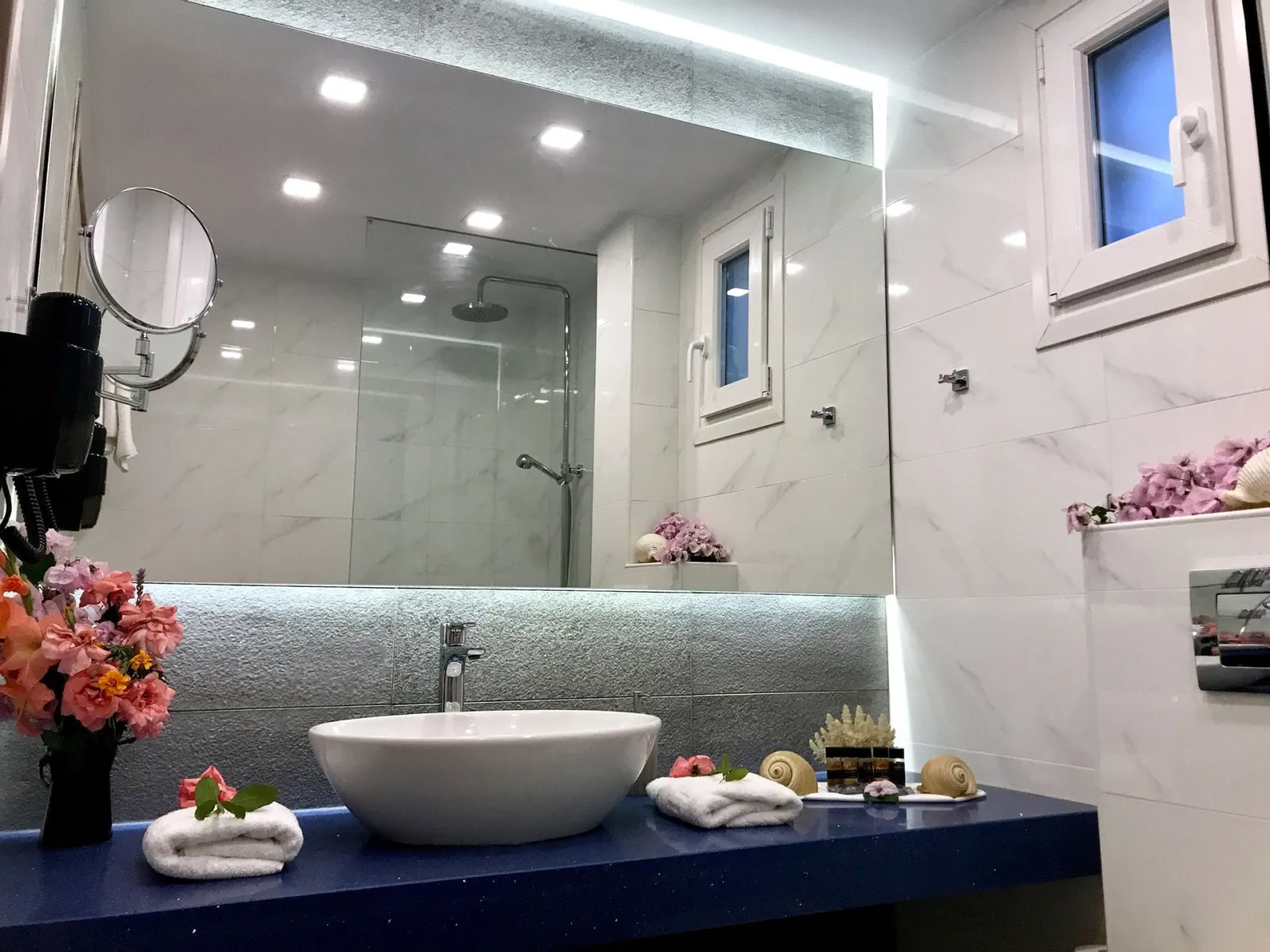 BATHROOM AT HONEYMOON JUNIOR SUITE