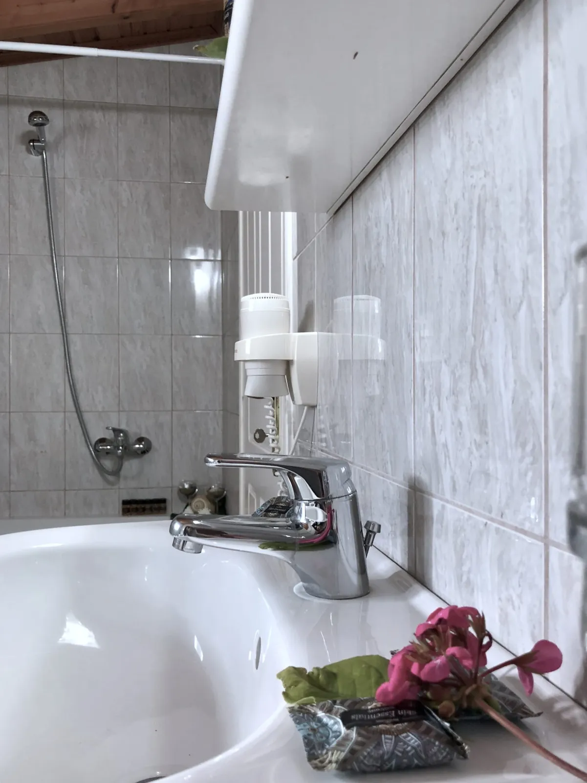 DELUXE APARTMENT BATHROOM