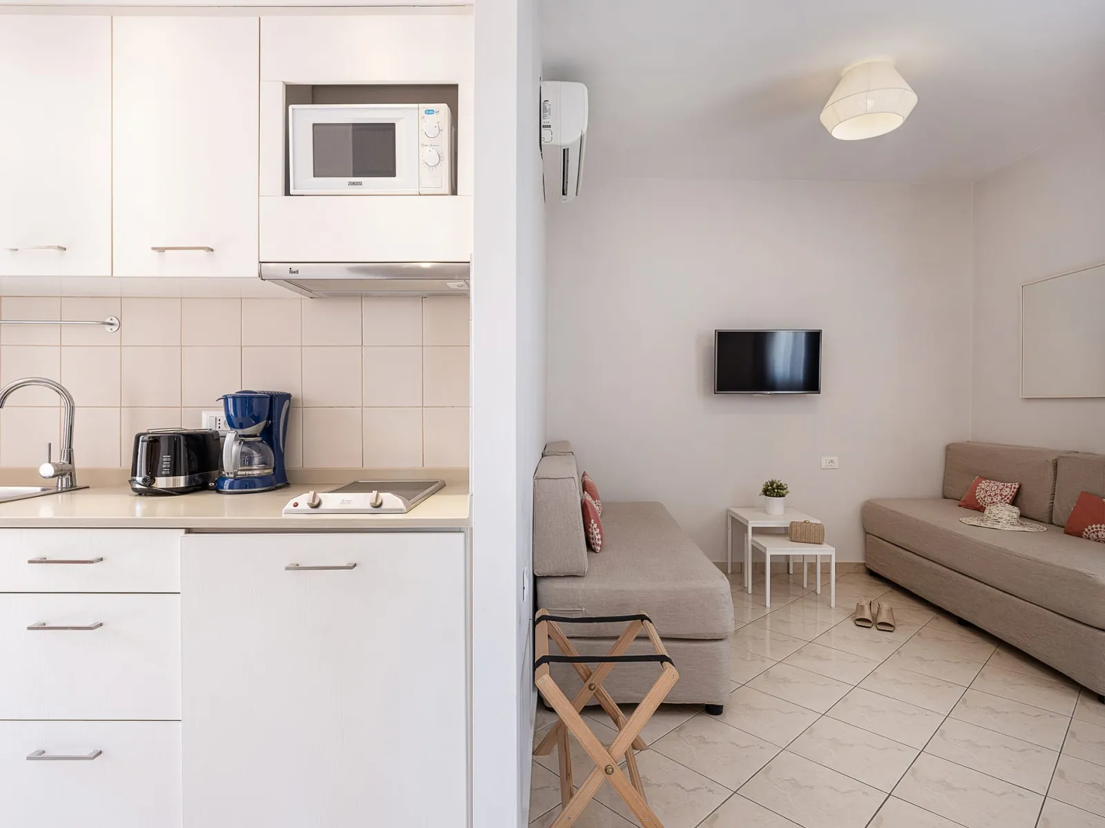 KITCHEN & LOUNGE