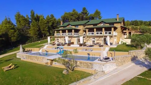 total property consists of 2 villas (oneof 5 and one of 4 bedrooms) 2 guesthouse and one studio - 2 parking places of 2 cars and 2 swimming pools .