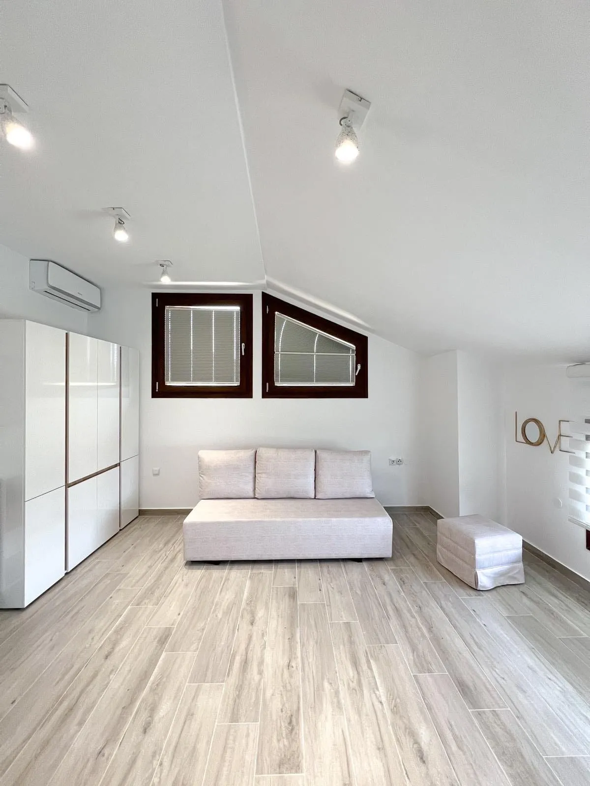 mastebedroom couch vila 2