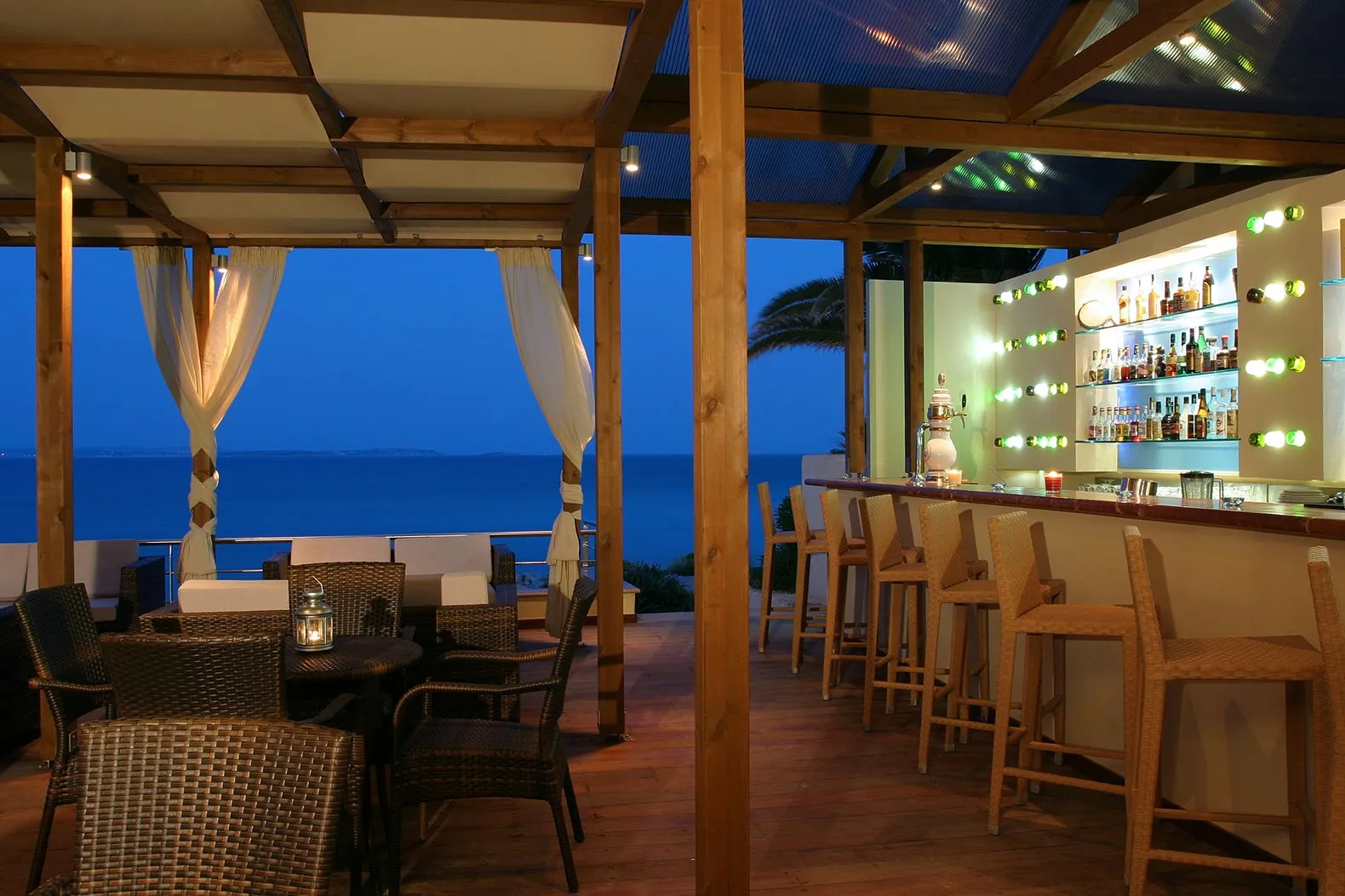 Sea velvet pool bar
