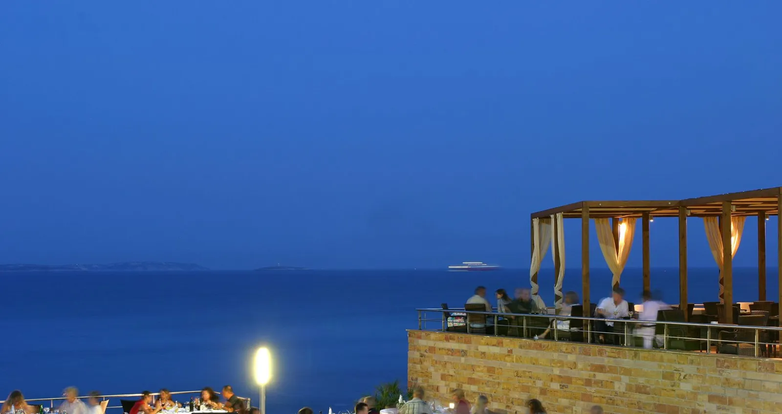 Sea velvet pool bar