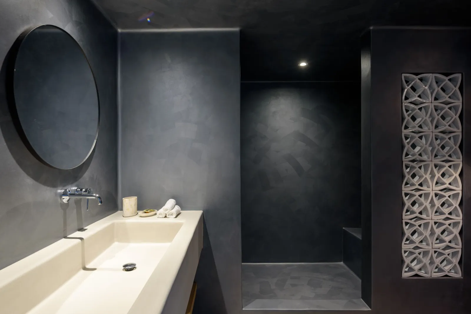 Senior 2 Bedroom Suite with Private Pool - Bathroom with shower