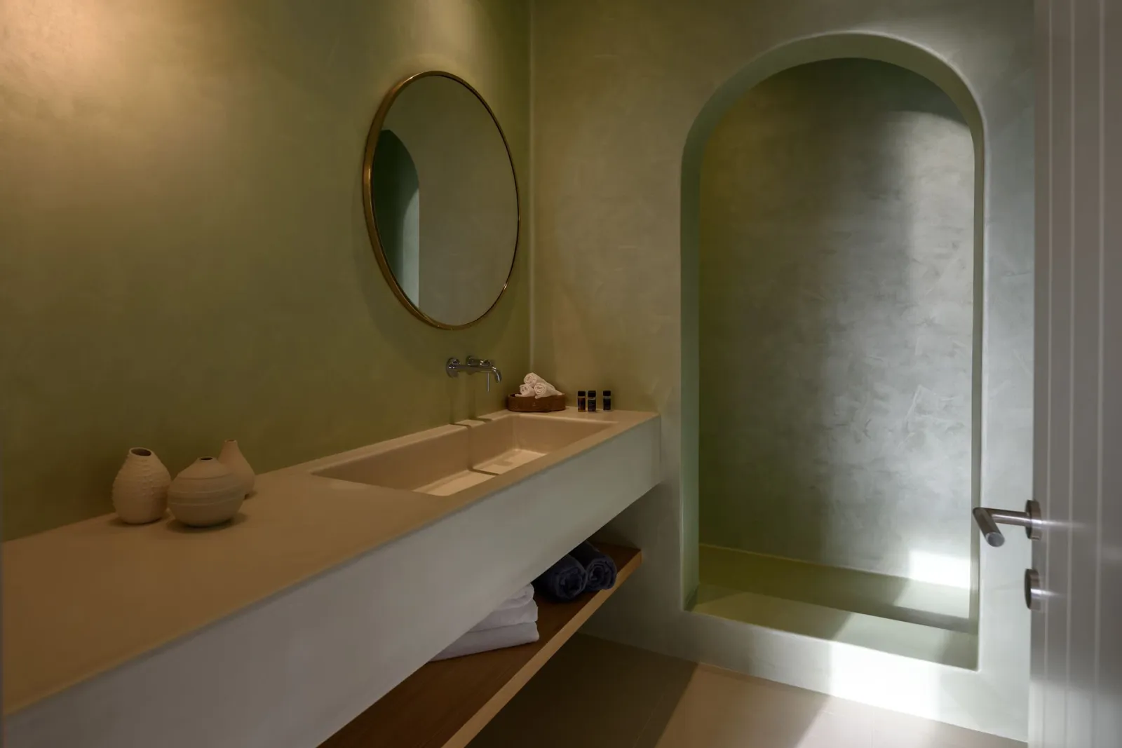 Senior 2 Bedroom Suite with Private Pool - Bathroom with shower