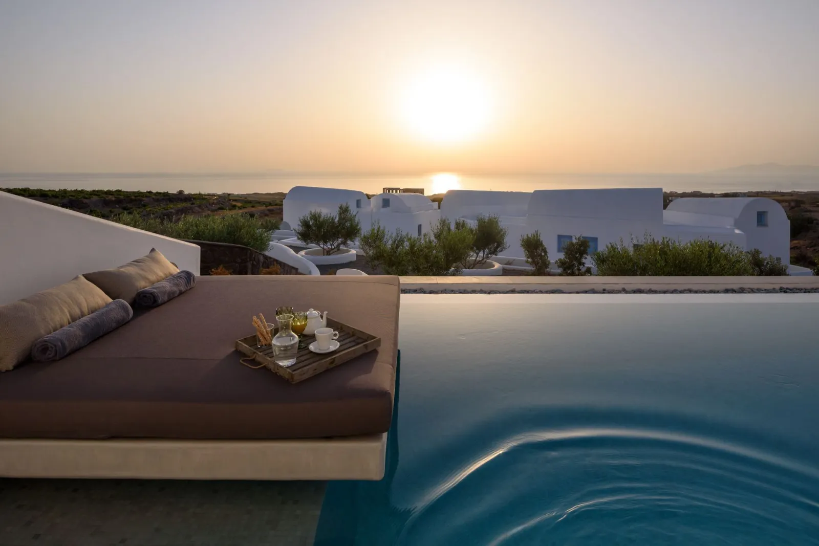 Executive 2 Bedroom Suite with Private Pool - Comfortable sunloungers and sea view