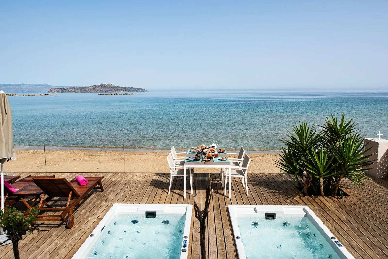 Direct access to a secluded sandy beach