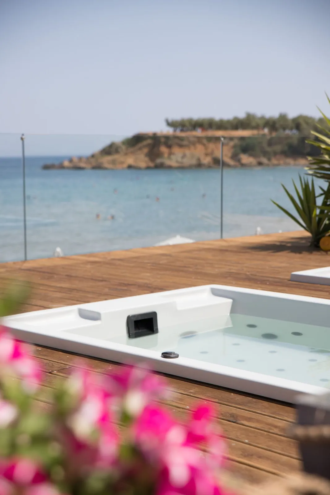 Outdoor jacuzzi overlooking the beach.