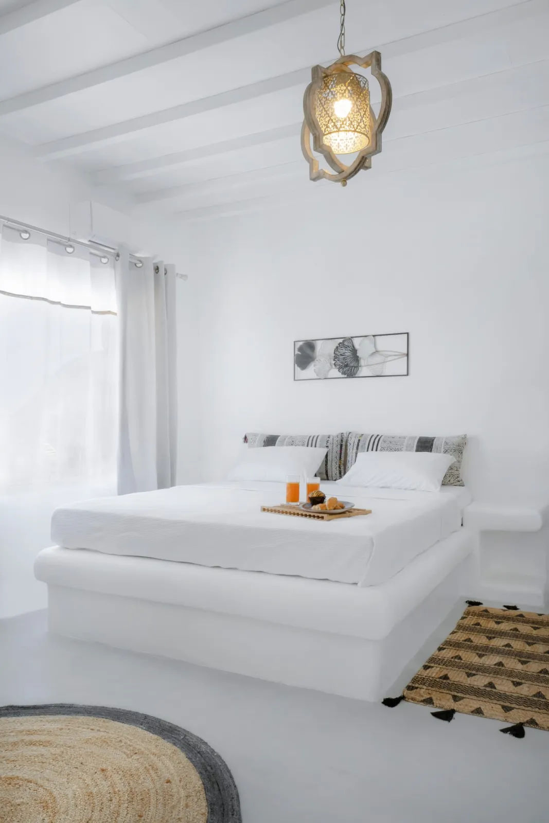 King size bed with 2 types of pillows