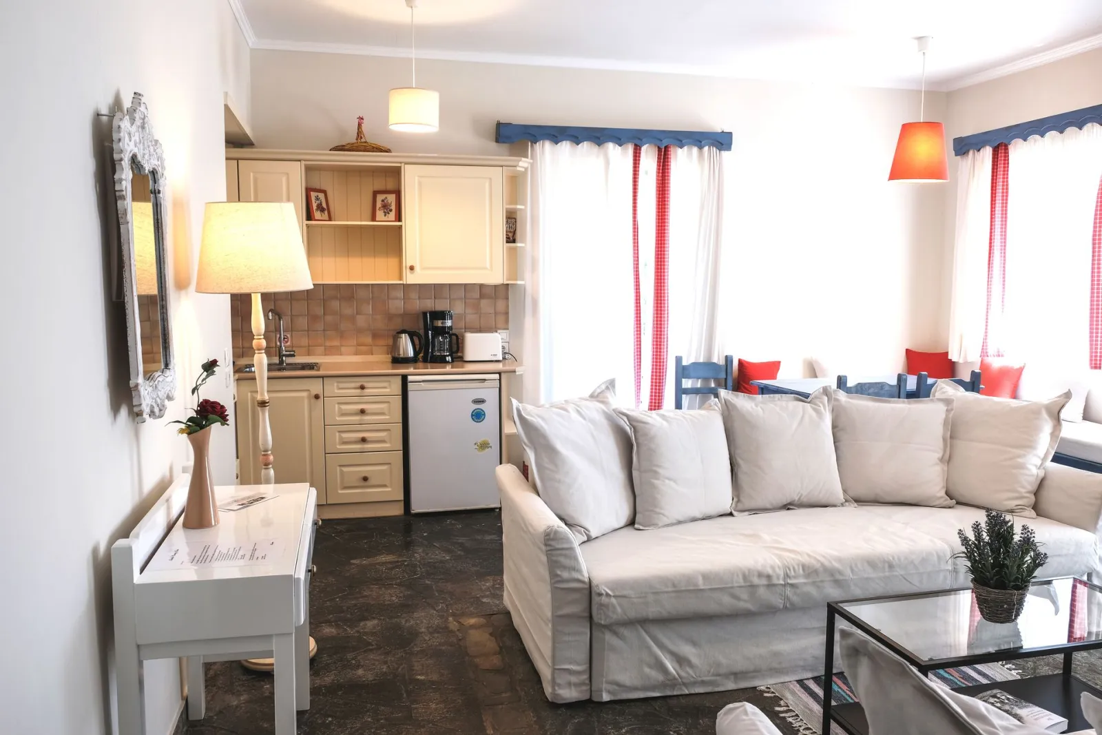 Suite - Living Room - Kitchen