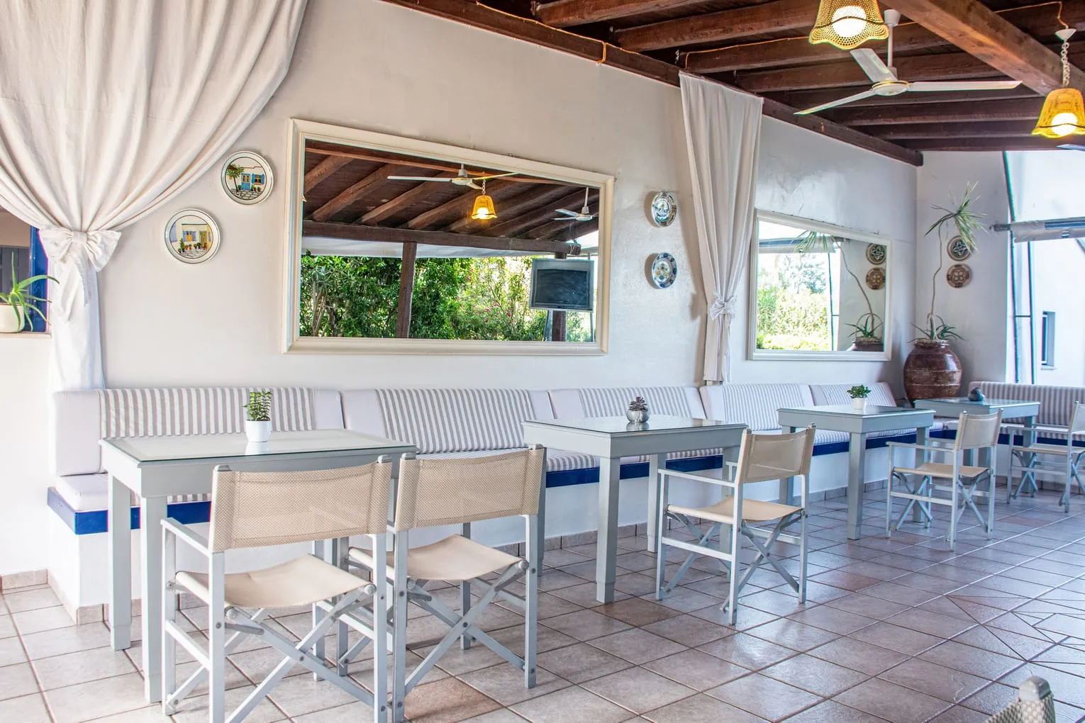Breakfast dining room