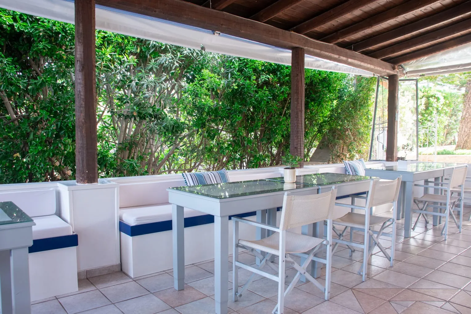 Breakfast dining room