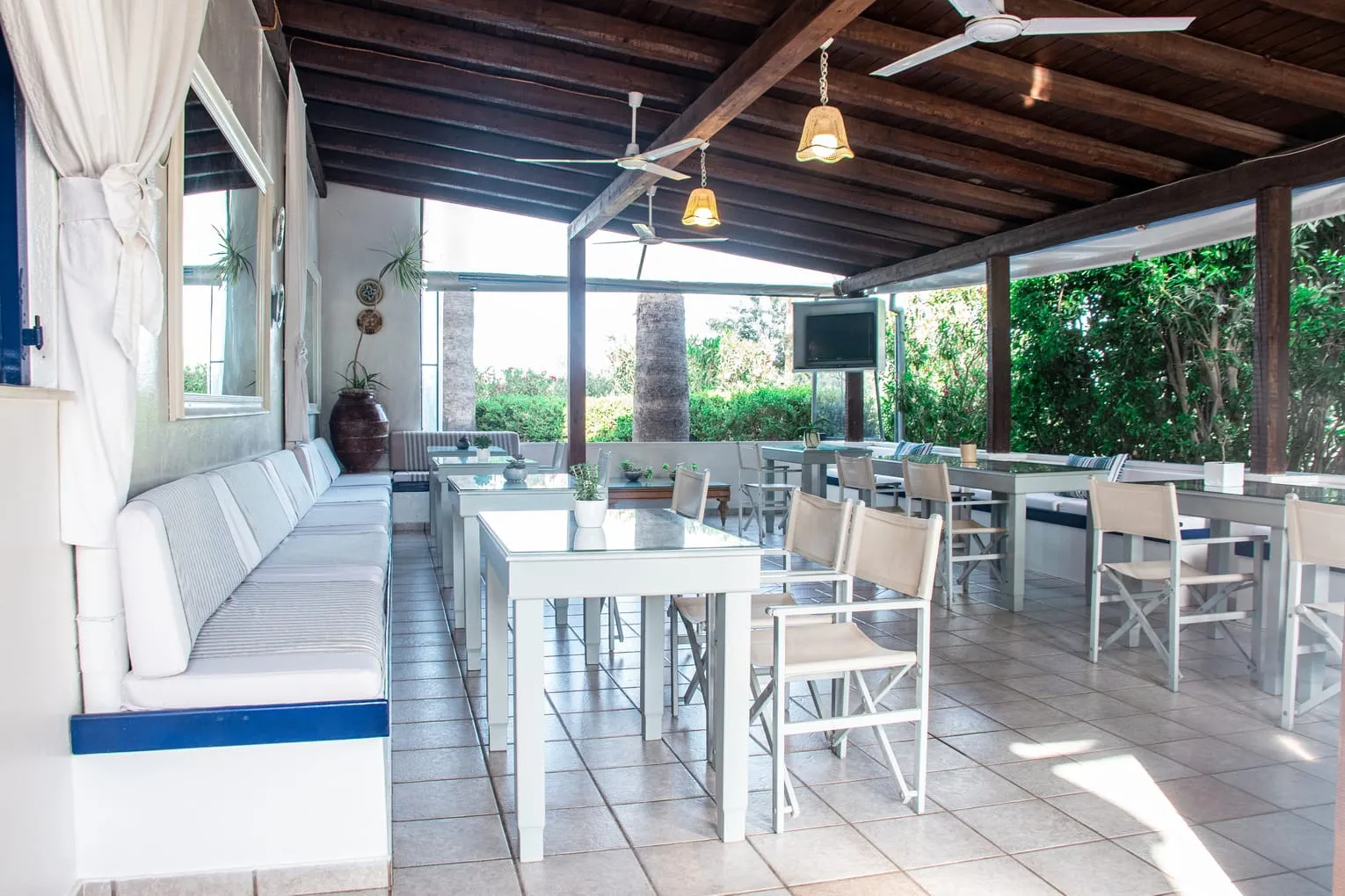 Breakfast dining room