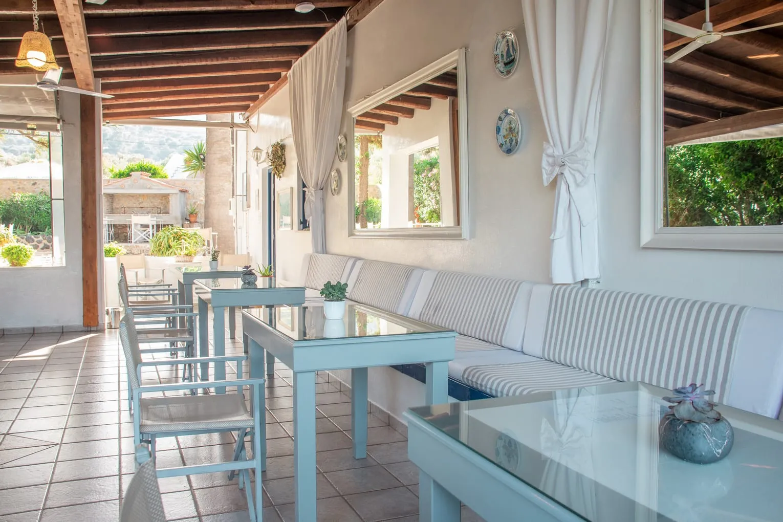 Breakfast dining room