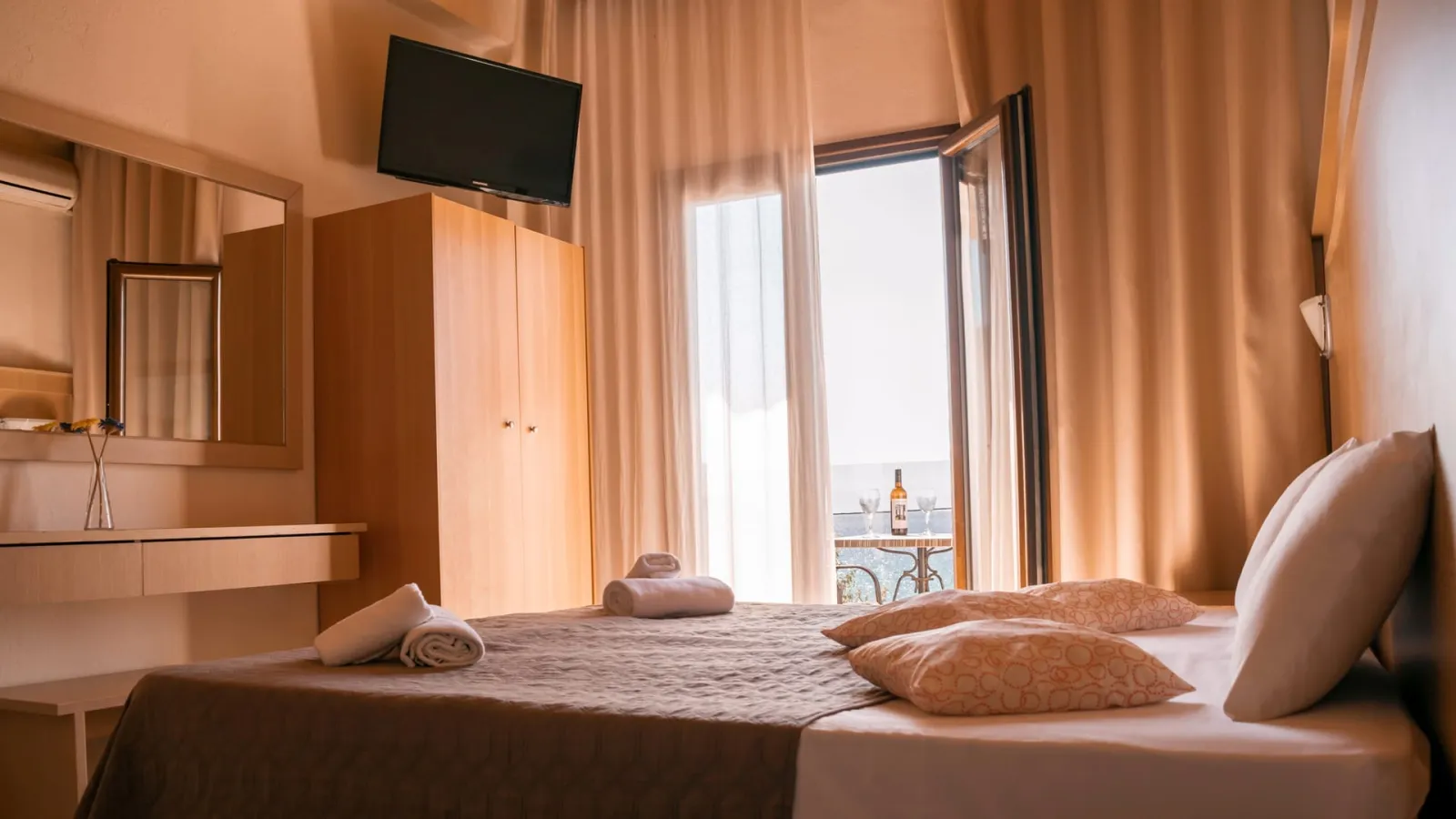 TRPL SEA VIEW (HAS ALSO ONE SINGLE BED)