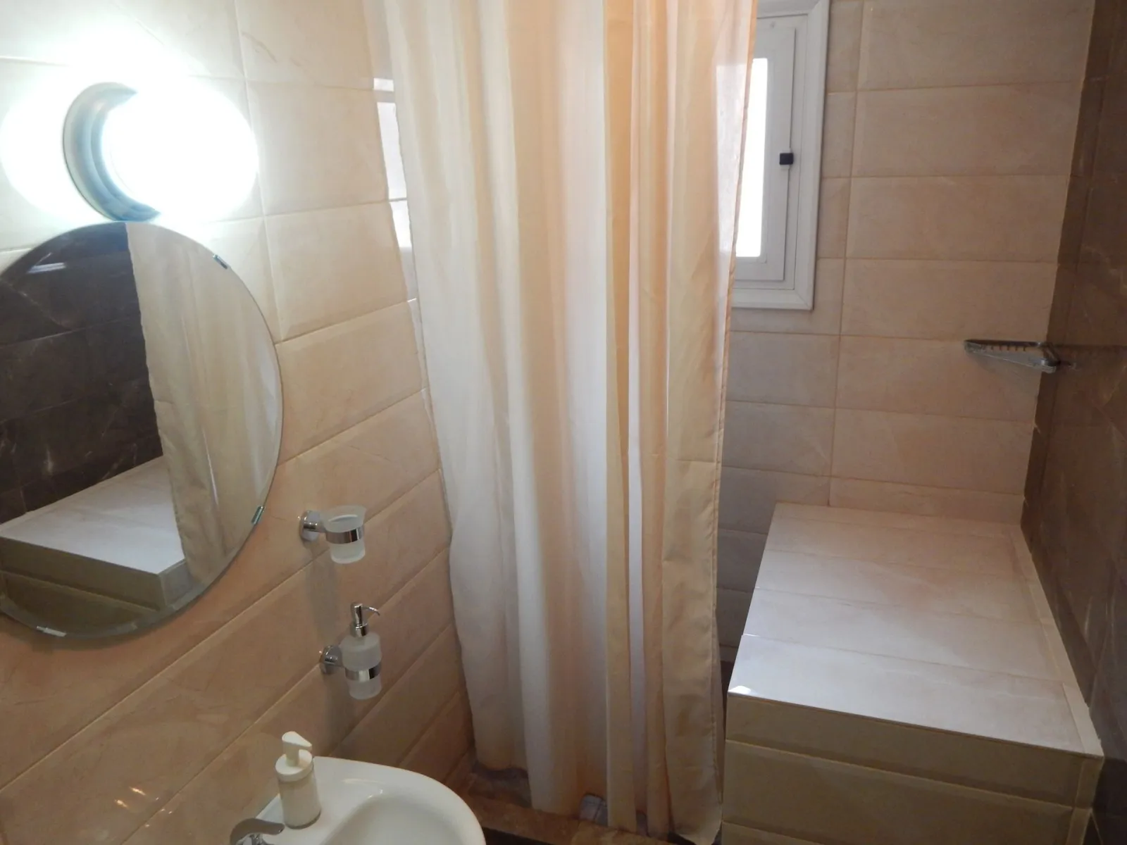 Kripis house villa Pefkohori.Toilet between the double rooms.second level