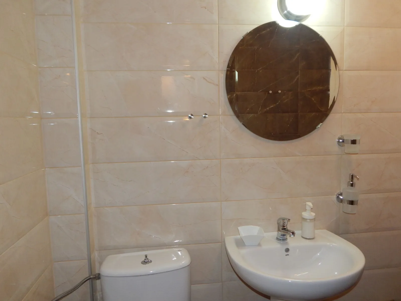 Kripis house villa Pefkohori.Toilet between the double rooms, second level