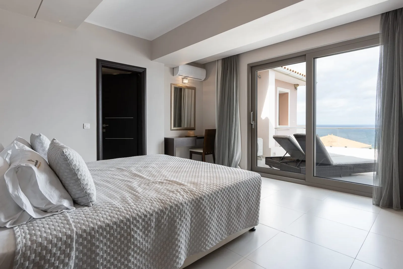 Kymothoe Elite Suites