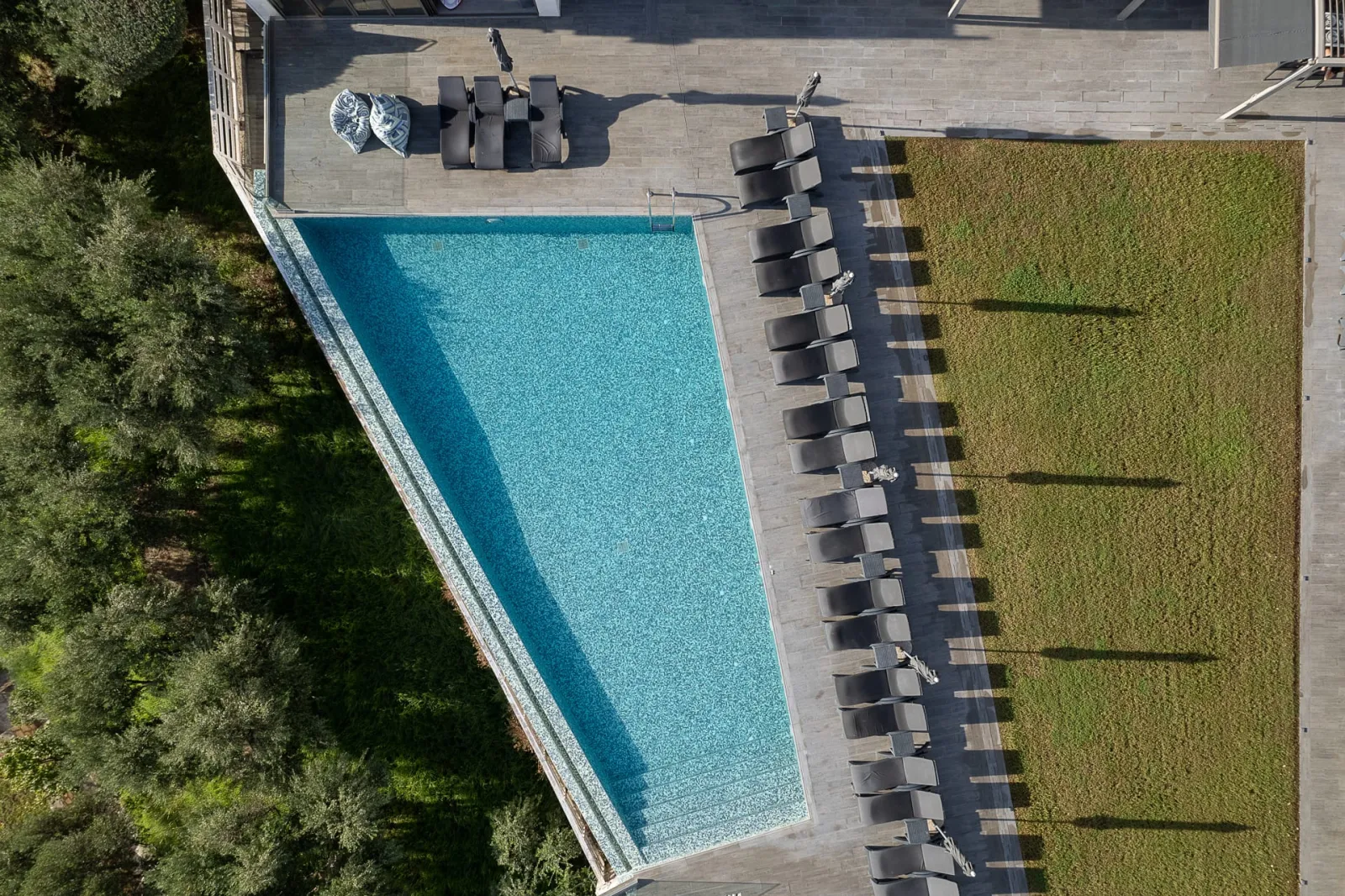 Kymothoe Elite Suites