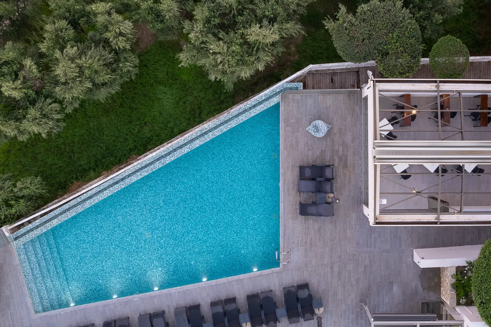 Kymothoe Elite Suites
