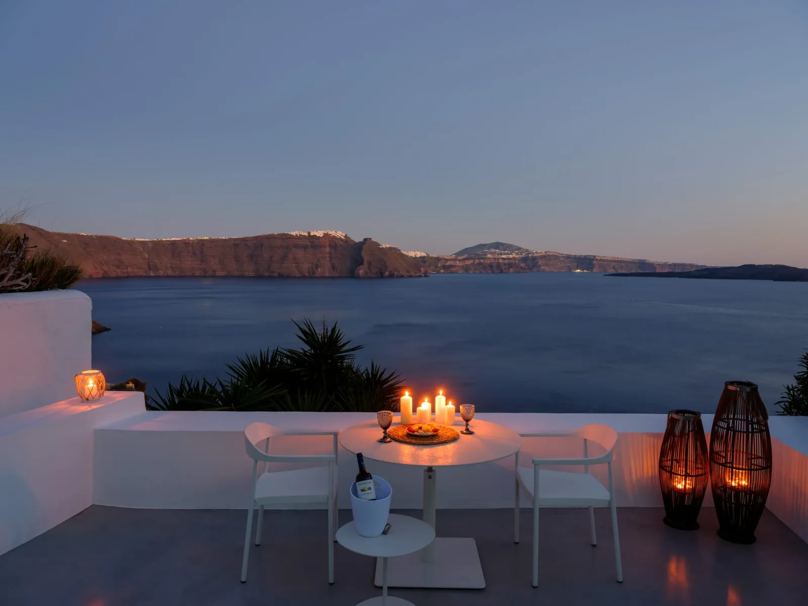Lathouri Cave Villa - Spacious veranda with dining area and caldera view