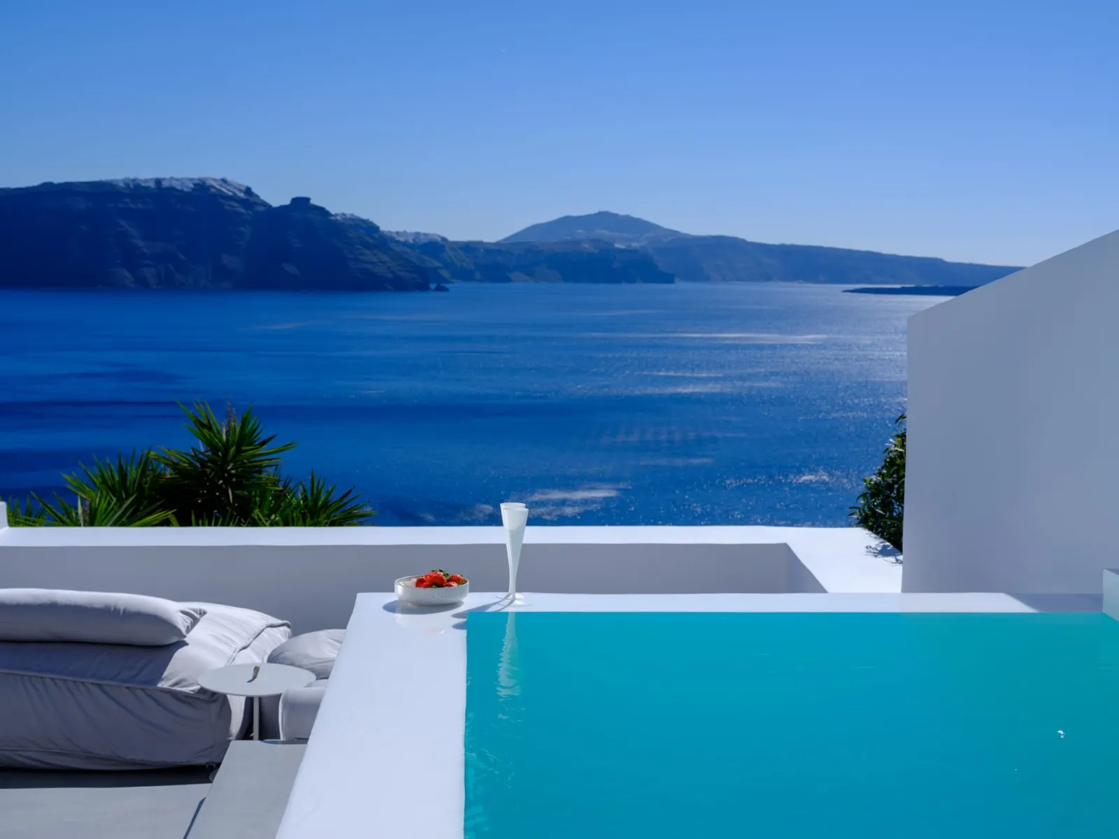 Lathouri Cave Villa - Spacious veranda with heated plunge pool and caldera view