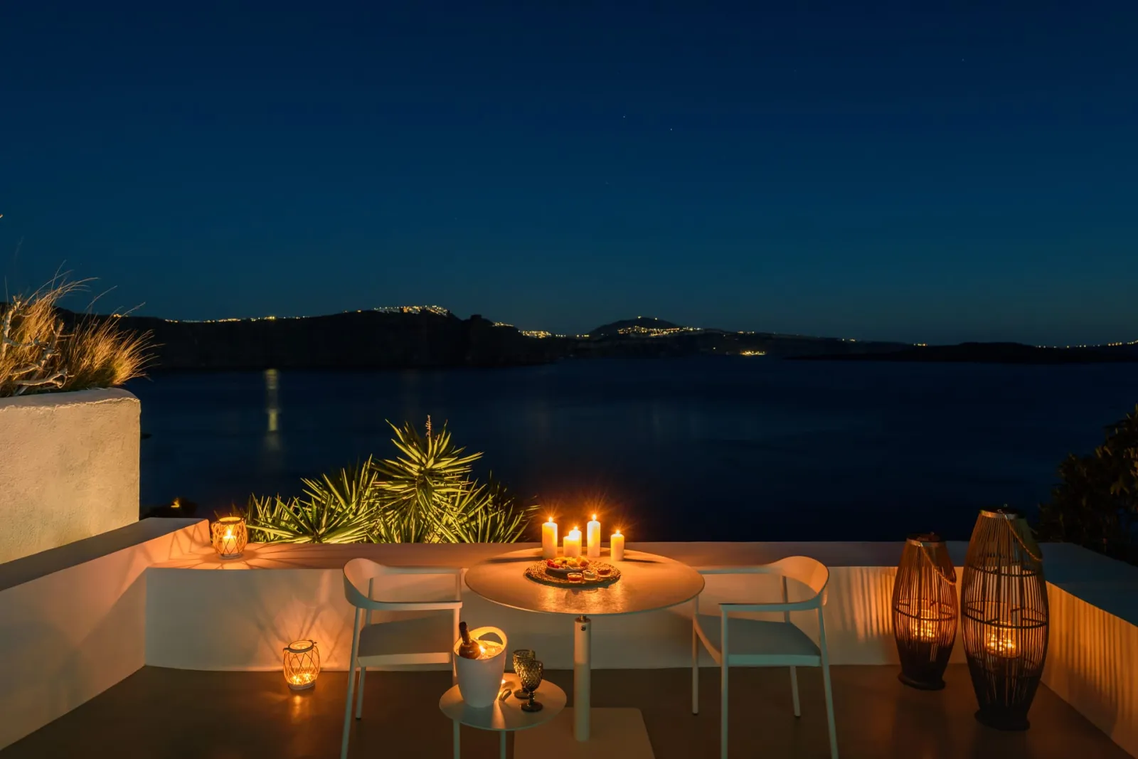 Lathouri Cave Villa - Spacious veranda with heated plunge pool and caldera view