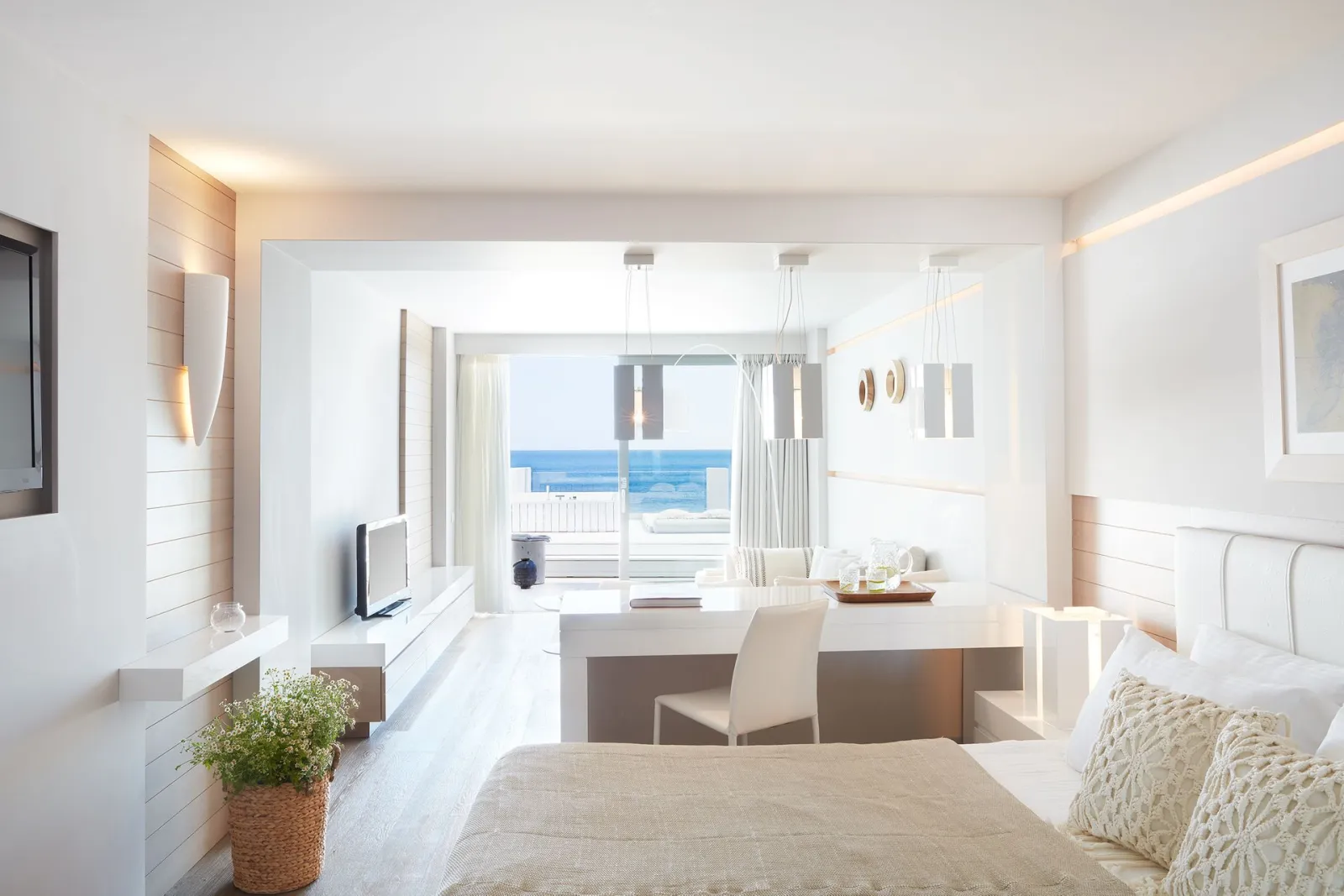 Lichnos Beach Hotel and Suites