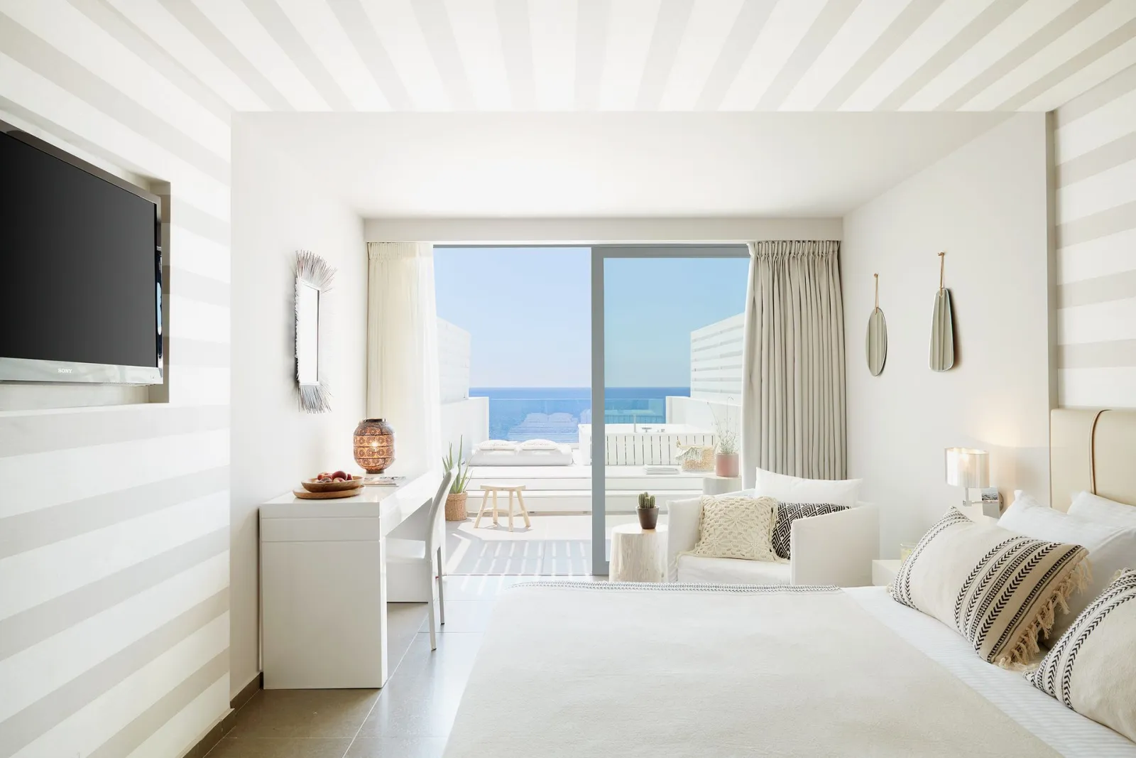 Lichnos Beach Hotel and Suites