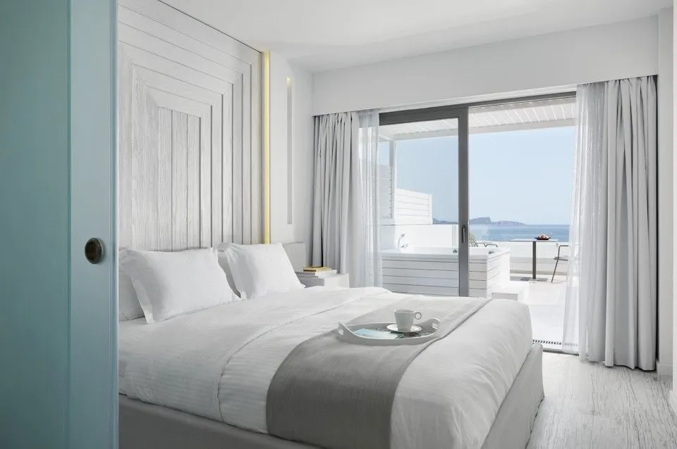Lichnos Beach Hotel and Suites
