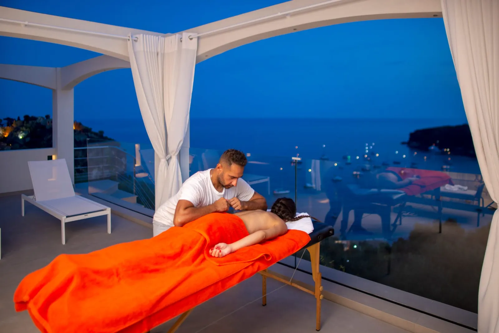 LIVINGHOME SUITES