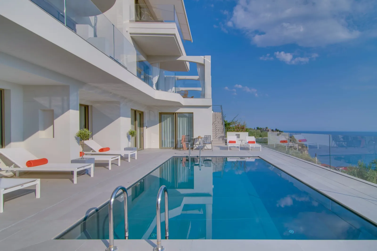 LIVINGHOME SUITES