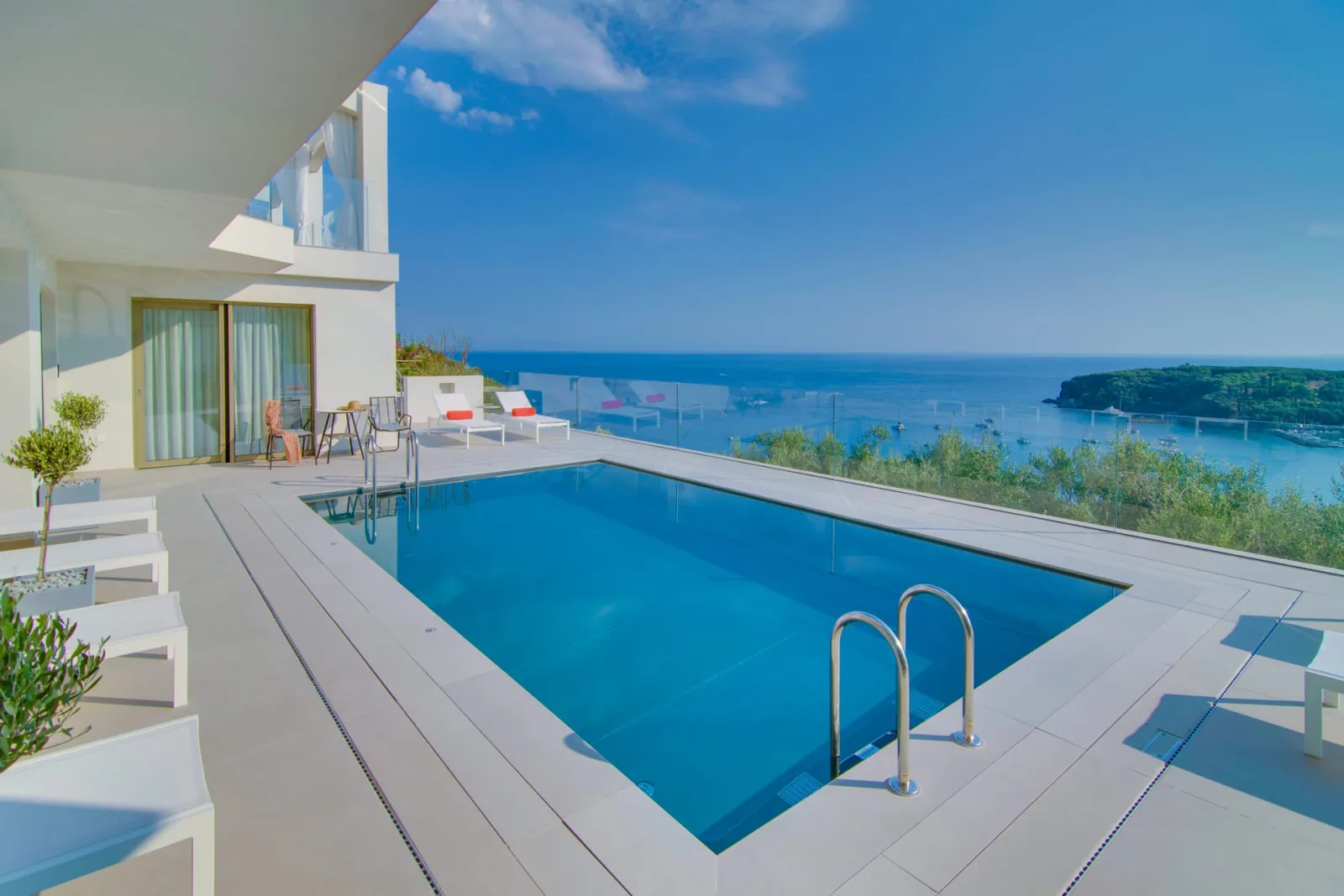 LIVINGHOME SUITES