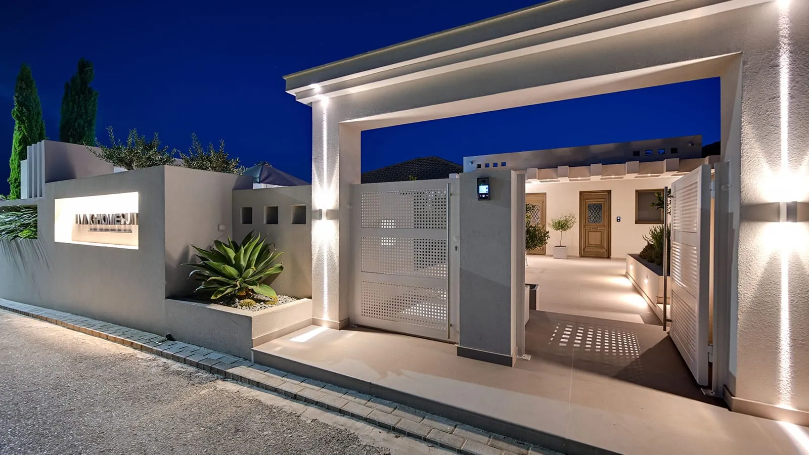 LIVINGHOME SUITES
