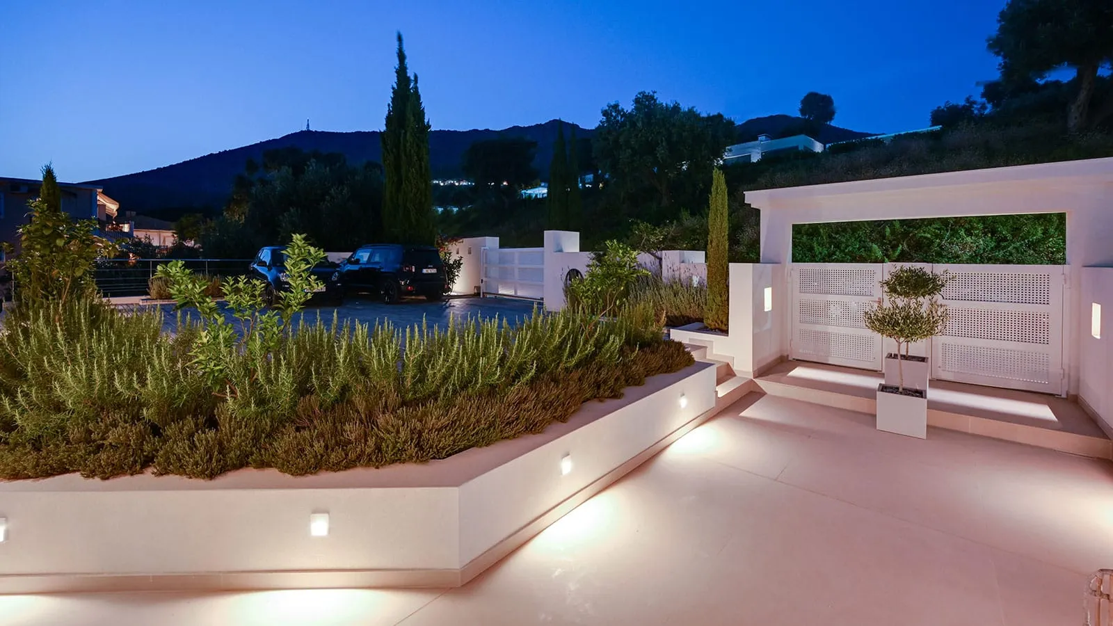 LIVINGHOME SUITES