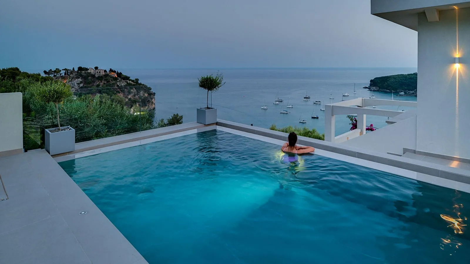 LIVINGHOME SUITES