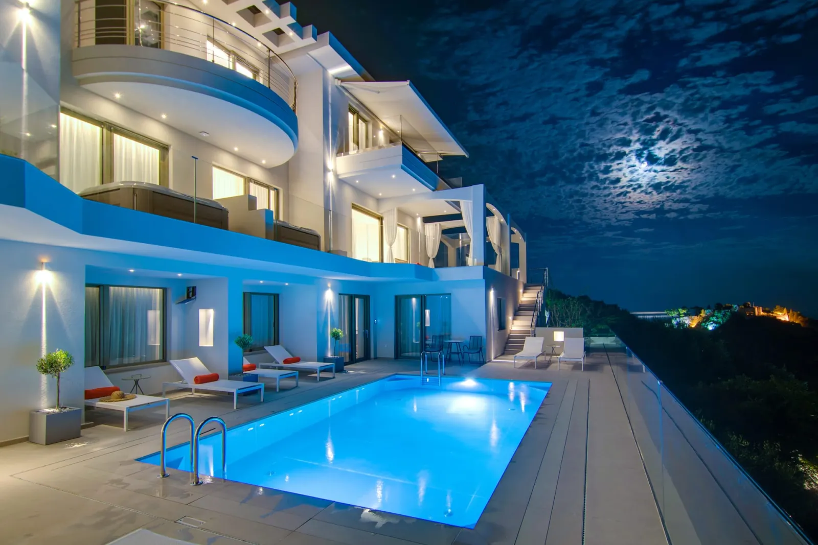 LIVINGHOME SUITES