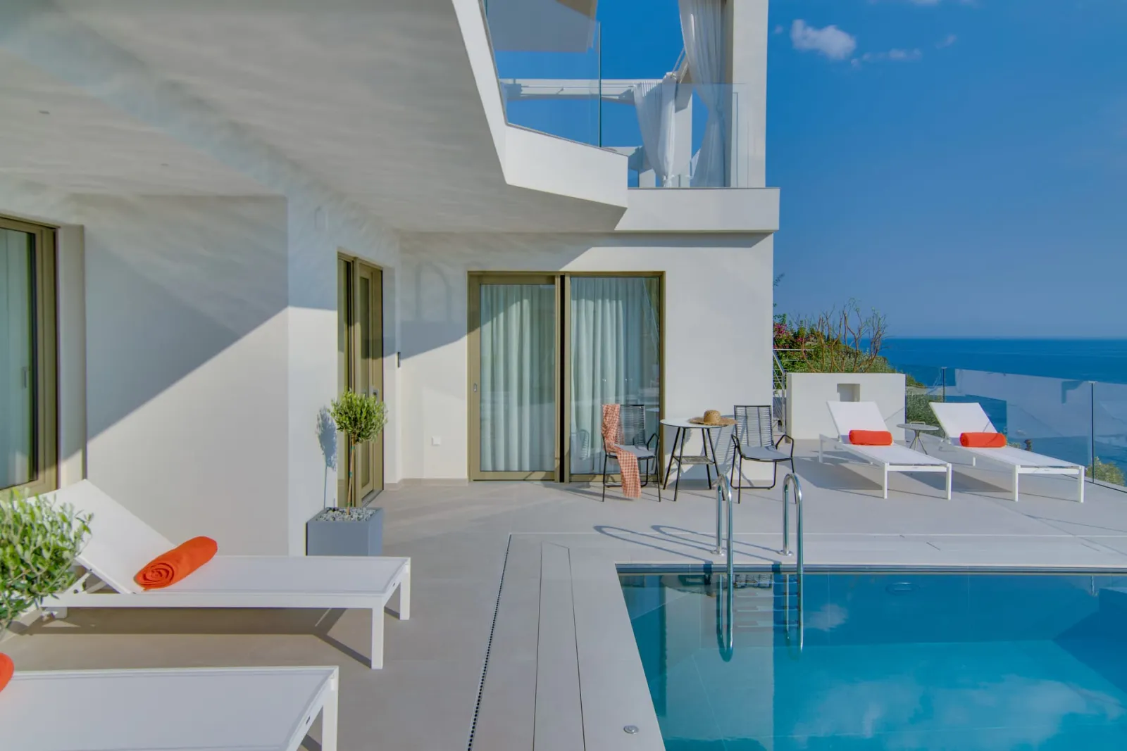 LIVINGHOME SUITES