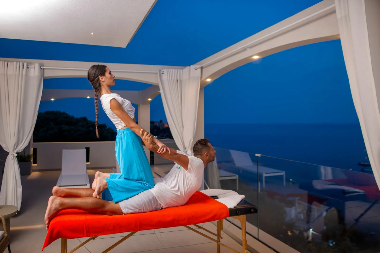 LIVINGHOME SUITES