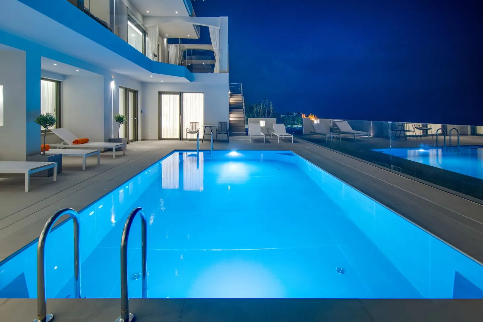 LIVINGHOME SUITES