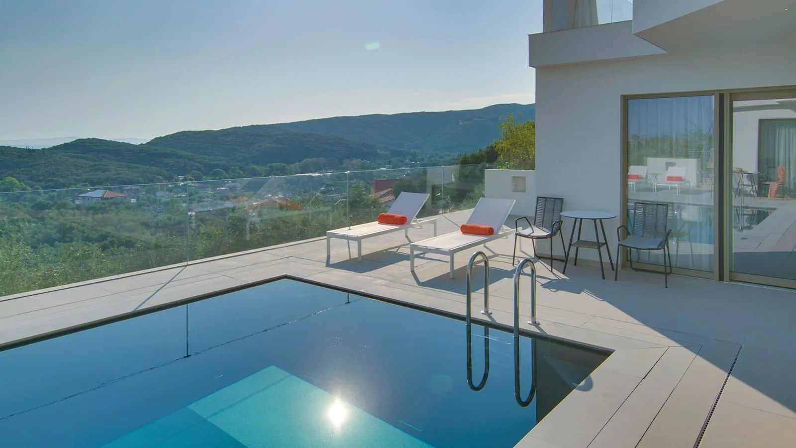 LIVINGHOME SUITES