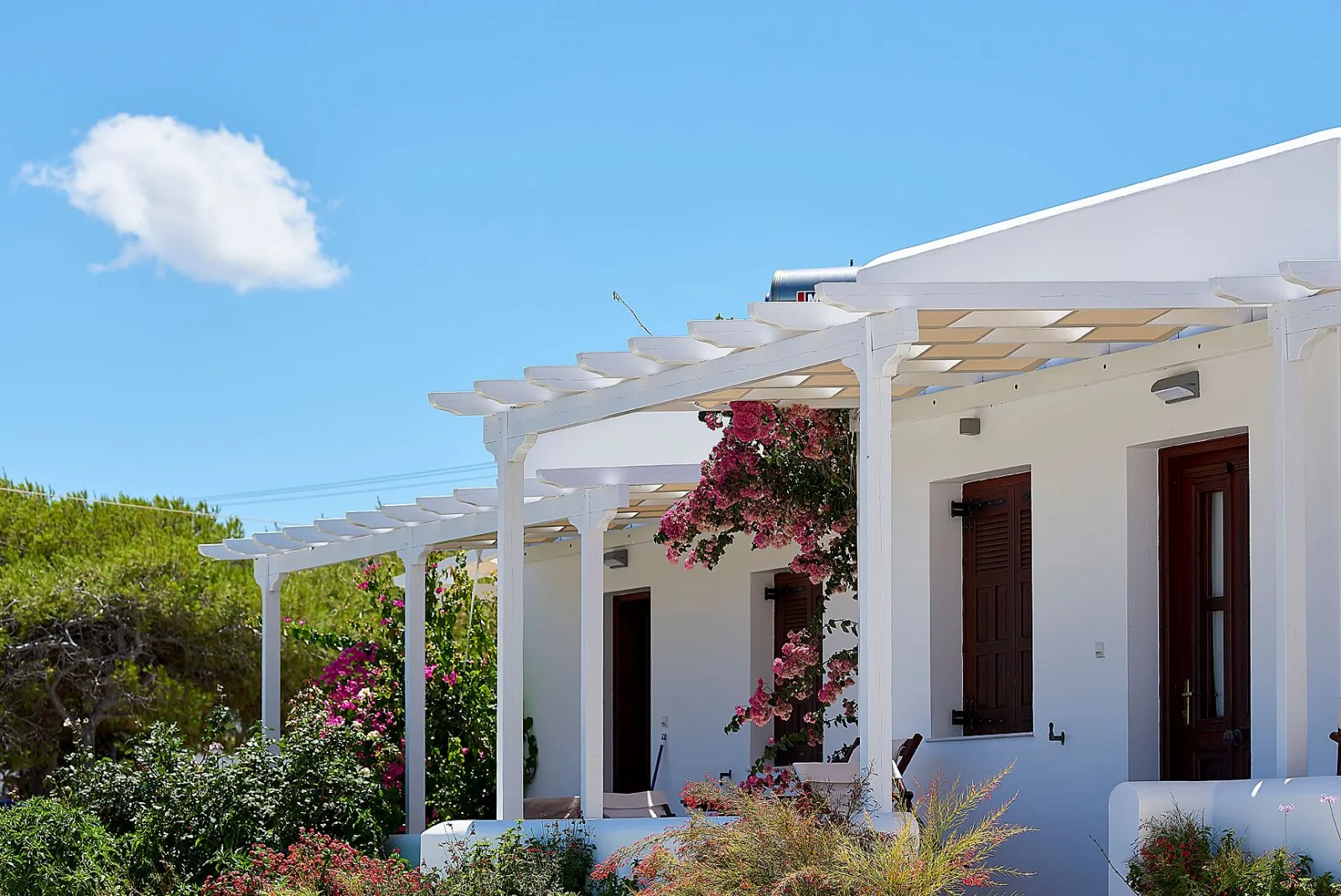 Mirabeli Apartments & Suites