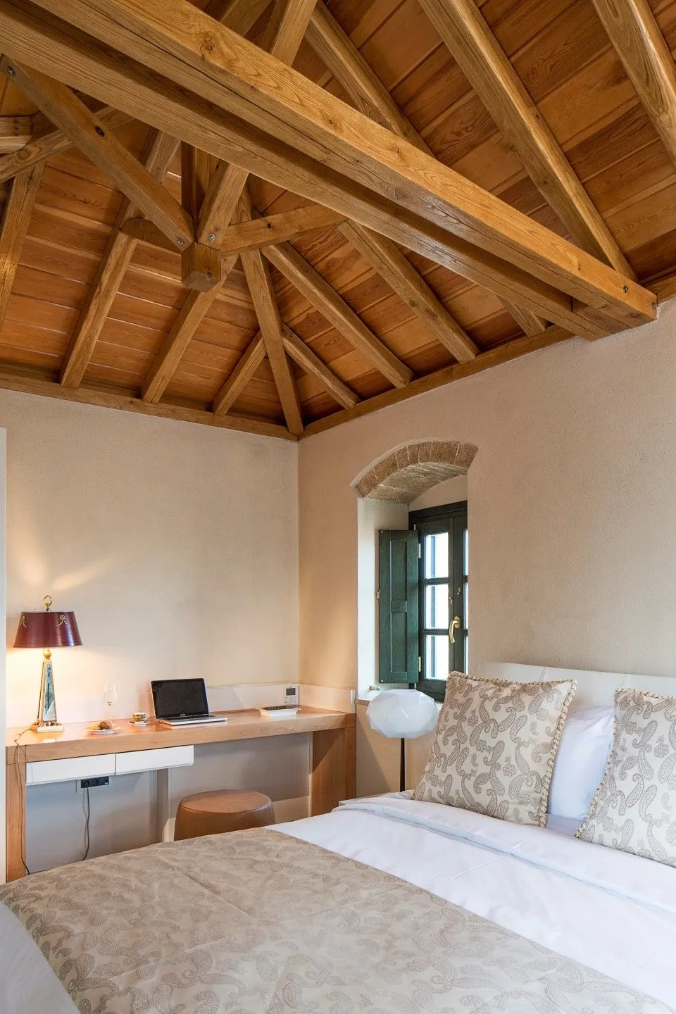 Moni Emvasis Luxury Suites