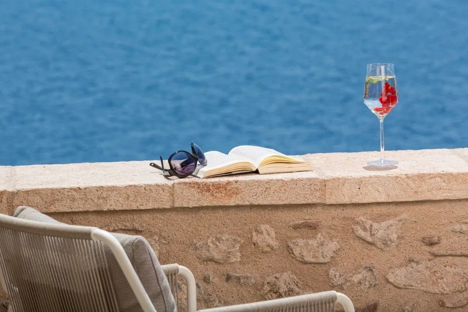 Moni Emvasis Luxury Suites