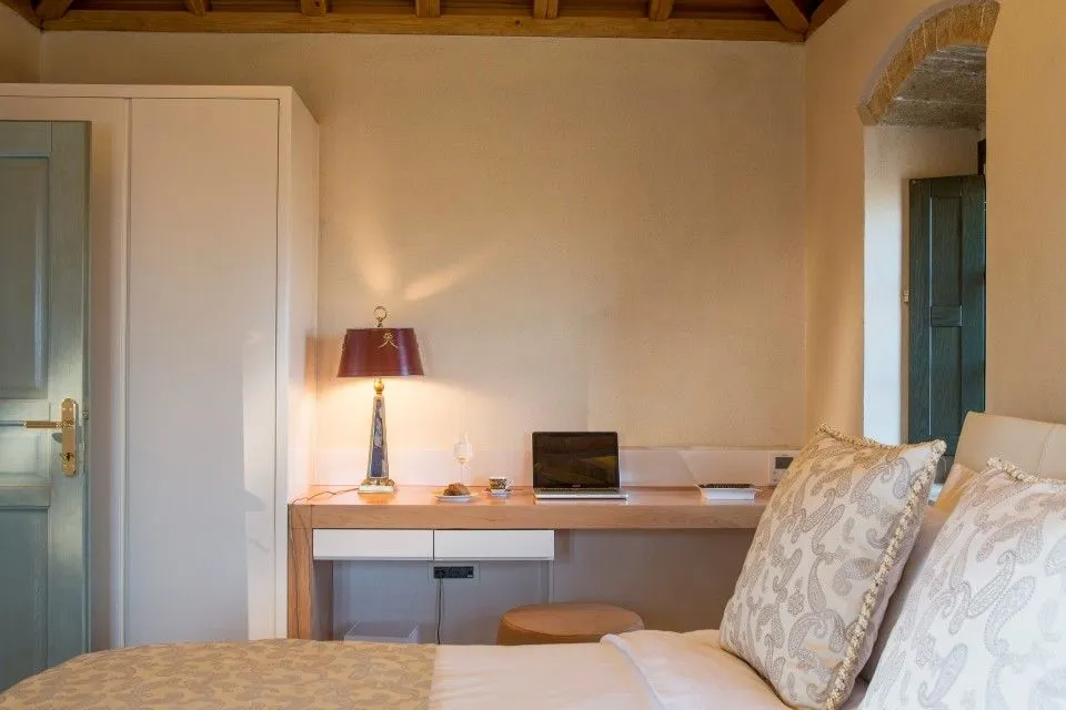 Moni Emvasis Luxury Suites