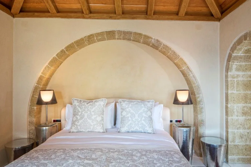 Moni Emvasis Luxury Suites